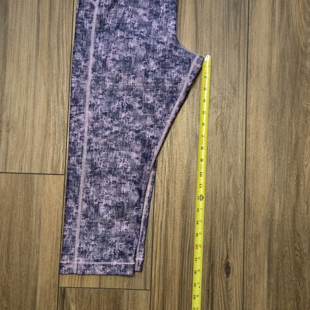554. Women's Under Armour Compression Purple Pink Crop Capri EUC - Picture 8 of 8